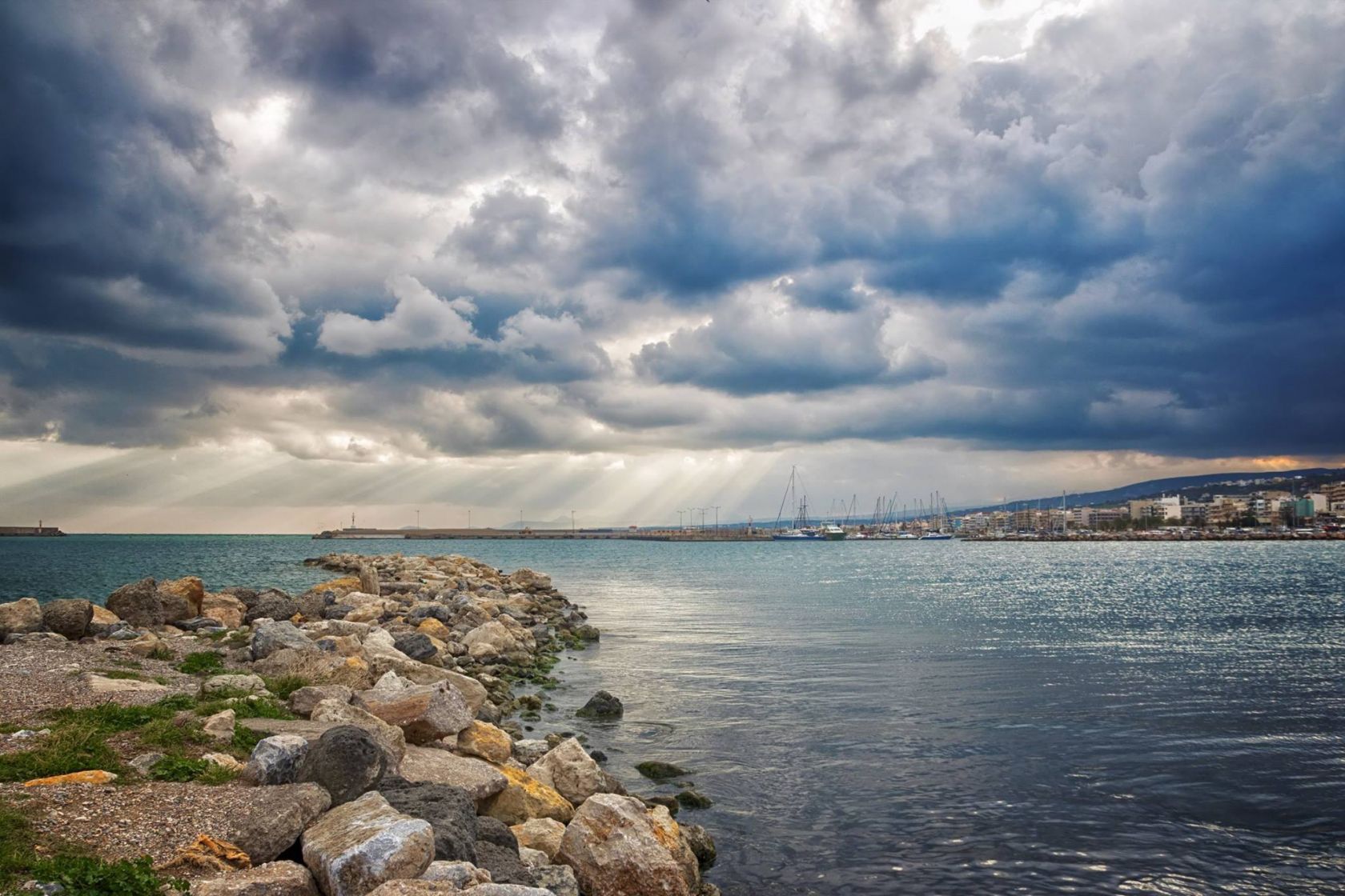 Βροχή και χαλάζι στα βόρεια, συννεφιά στην Κρήτη