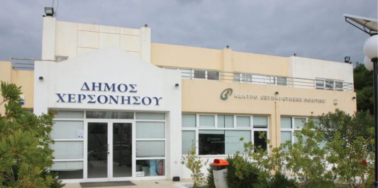 Χερσόνησος: Διευκρινίσεις της ΔΕΥΑΧ για τα λύματα σε παραλία – «Οι σωληνώσεις δεν ανήκουν στο δίκτυό μας»