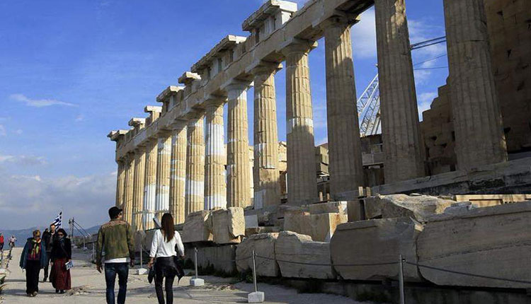 Ποιος κρατά όρθια την κατανάλωση: Οι τουρίστες ξοδεύουν, τα νοικοκυριά πιέζονται από την ακρίβεια