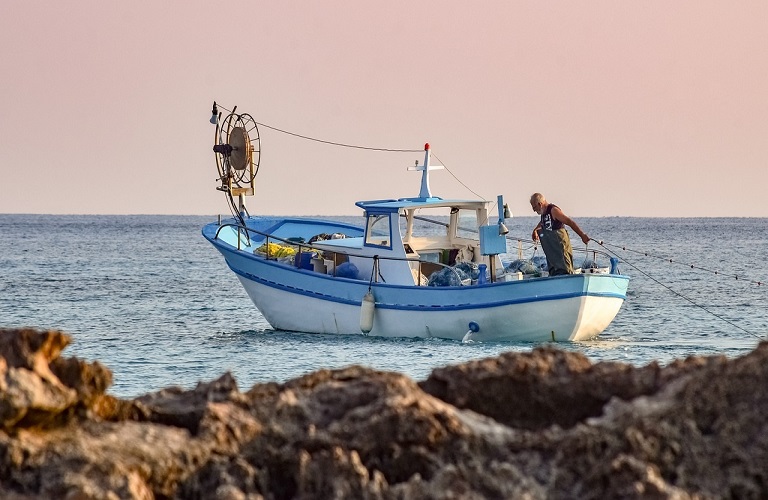 Πρόγραμμα 16 εκατ. ευρώ για επαγγελματίες αλιείς: Οι όροι και οι δικαιούχοι – Ποιες δαπάνες καλύπτονται