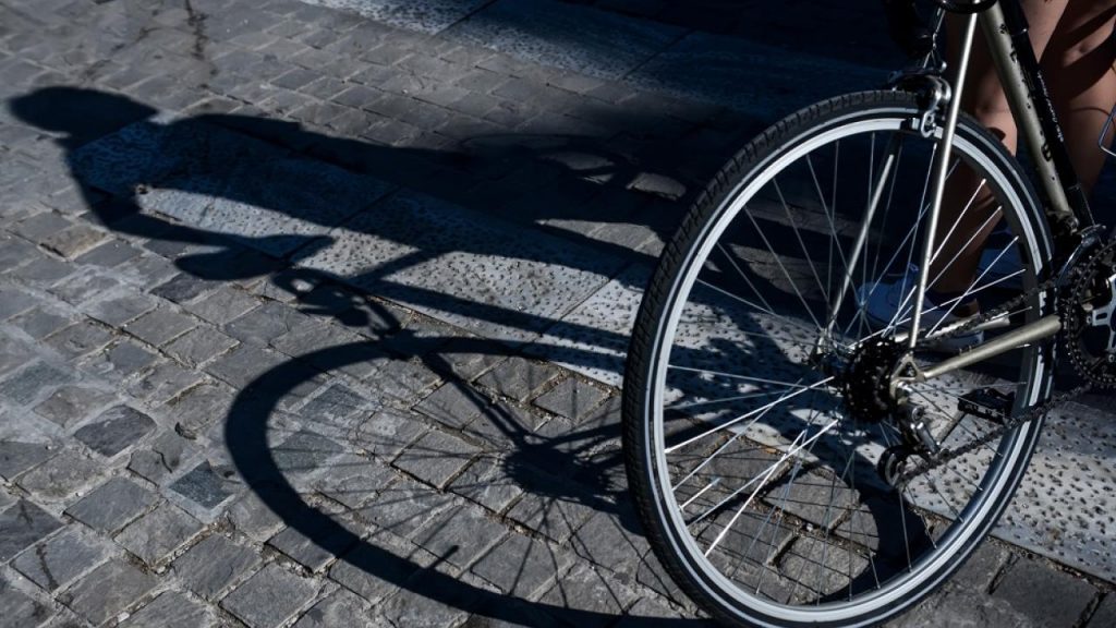 Χανιά: Ποδηλάτης «ξάφρισε» εμπορεύματα έξω από κατάστημα στα Στιβανάδικα