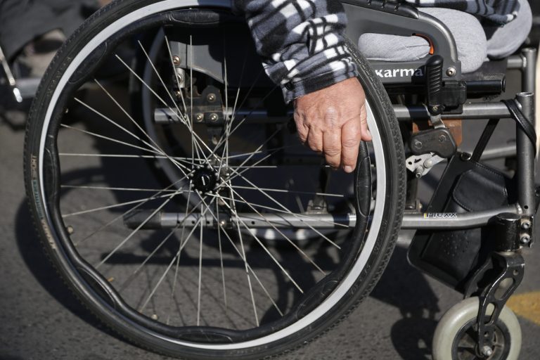 Προσωπικός βοηθός για άτομα με αναπηρία: Σε τροχιά υλοποίησης με ενστάσεις