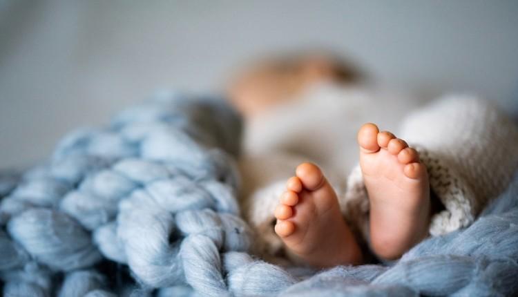 ΠΑΓΝΗ: Φρουρούμενη η μητέρα που πέταξε το μωρό στα σκουπίδια – Με υποθερμία μεταφέρθηκε το βρέφος