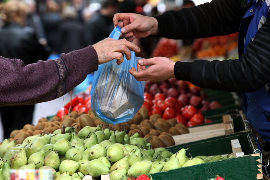 Τμήμα μπαλκονιού έπεσε σε πάγκο λαϊκής στα Καμίνια