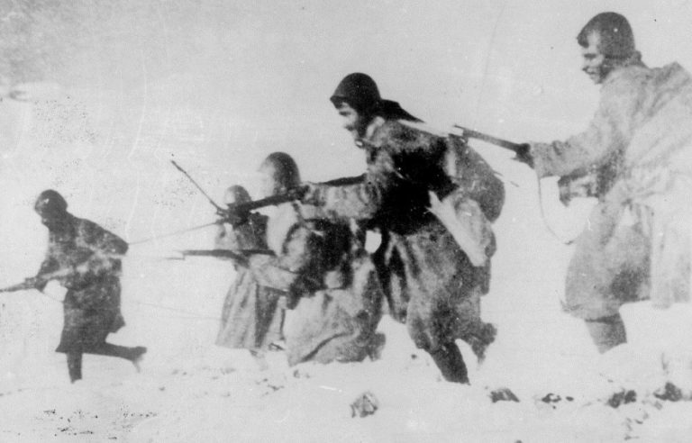 Β’ Παγκόσμιος Πόλεμος: Η άνευ όρων παράδοση της ναζιστικής Γερμανίας – Δείτε τα πρωτοσέλιδα