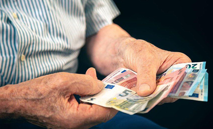 Συντάξεις χηρείας: «Φρένο» σε περικοπές έως 350 ευρώ – Τι αλλάζει για 100.000 δικαιούχους