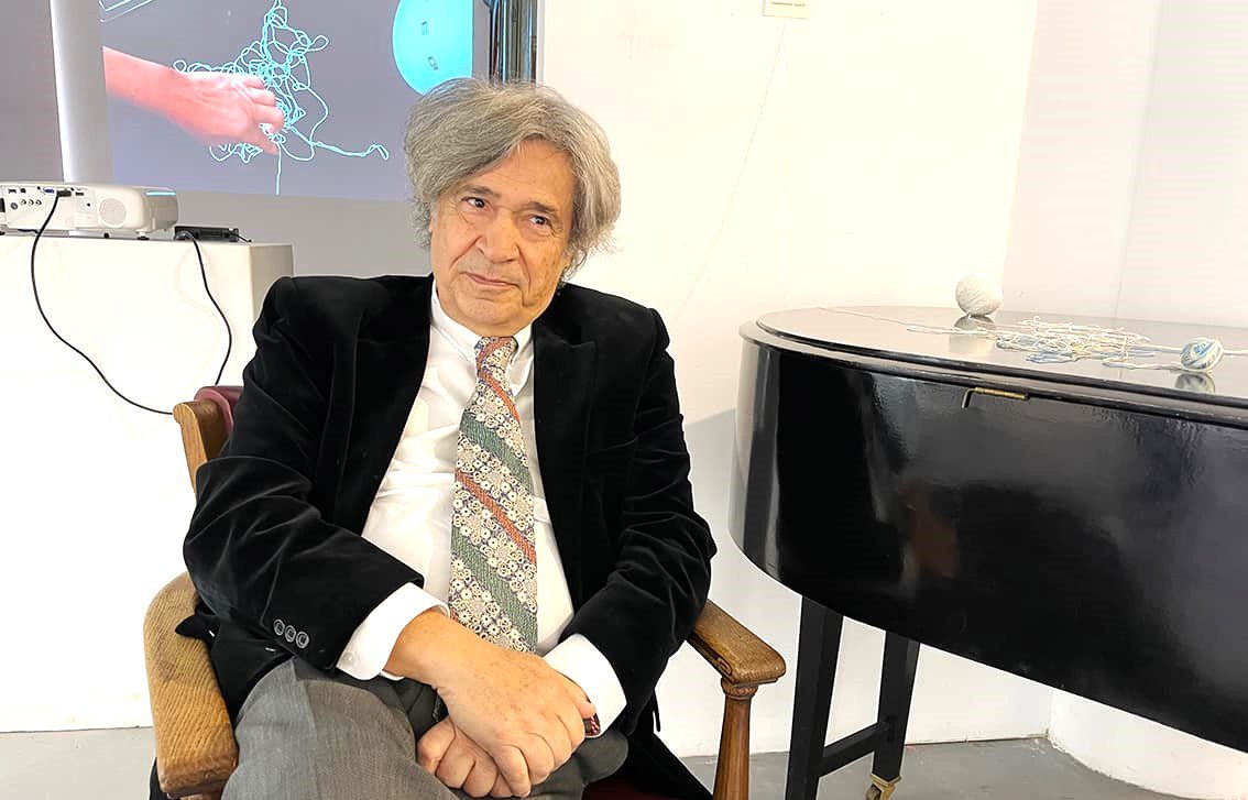 Ο Κώστας Σχιζάκης μιλάει για την έκθεση εικαστικών έργων “Τα χέρια” και το “γαλατικό χωριό” του