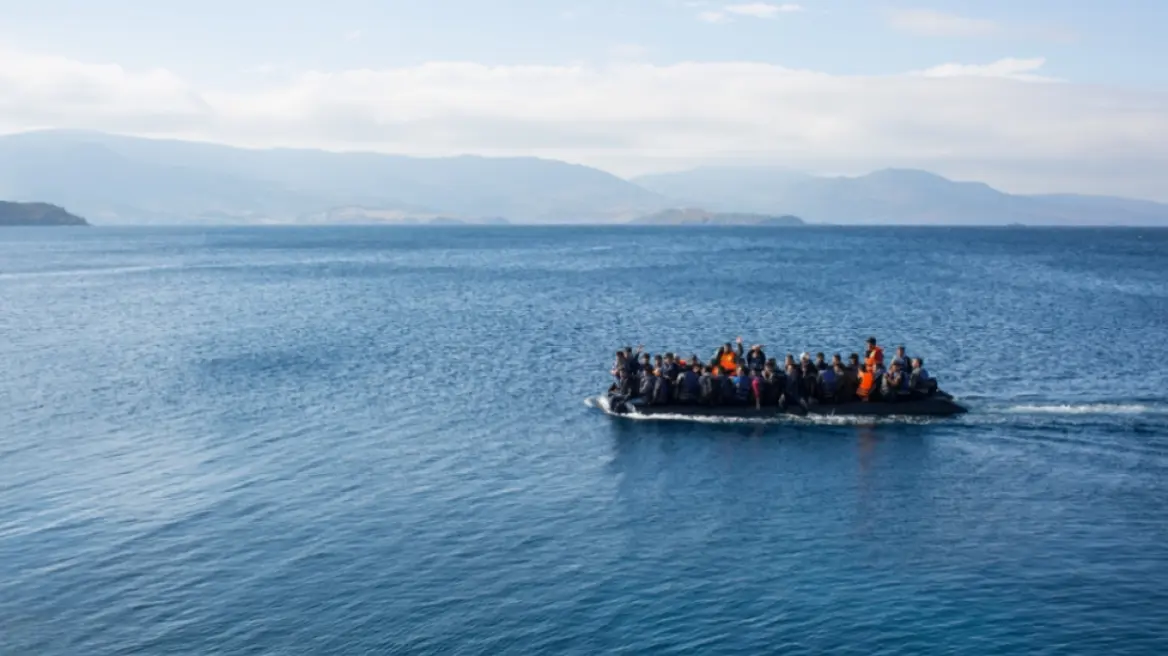 Επιχείρηση του λιμενικού στους Καλούς Λιμένες για εκατοντάδες μετανάστες σε ξύλινο σκάφος