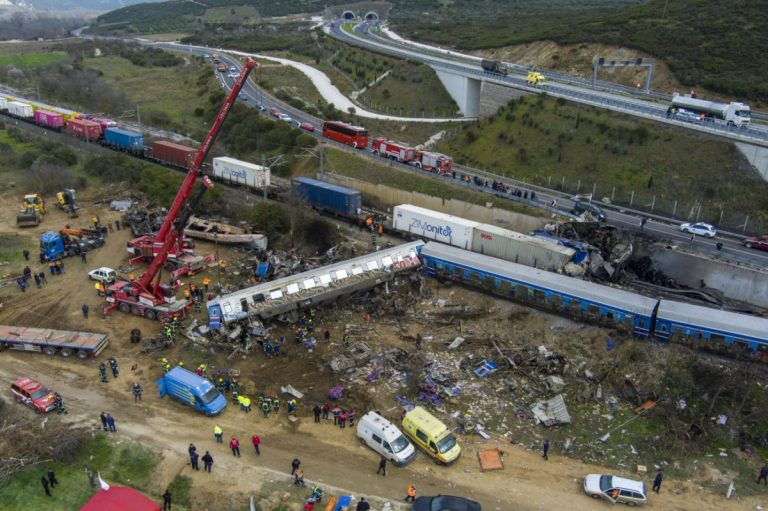 Τέμπη: Στα χέρια του εφέτη ανακριτή το πόρισμα Καρώνη – «Η πυρόσφαιρα προκλήθηκε από τα έλαια σιλικόνης»