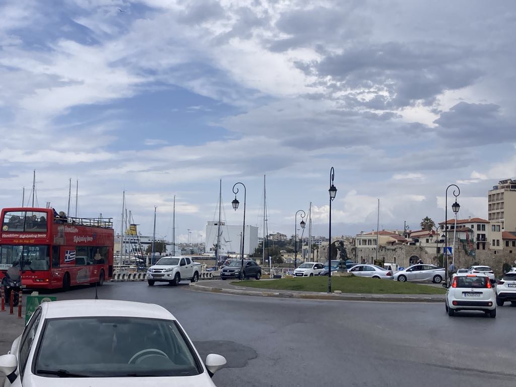 Αποκάλυψη: Εταιρίες καθορίζουν τα κυκλοφοριακά δεδομένα στην πλατεία 18 Άγγλων – Δήμος Ηρακλείου και ΕΛ.ΑΣ σε ρόλο “θεατή”