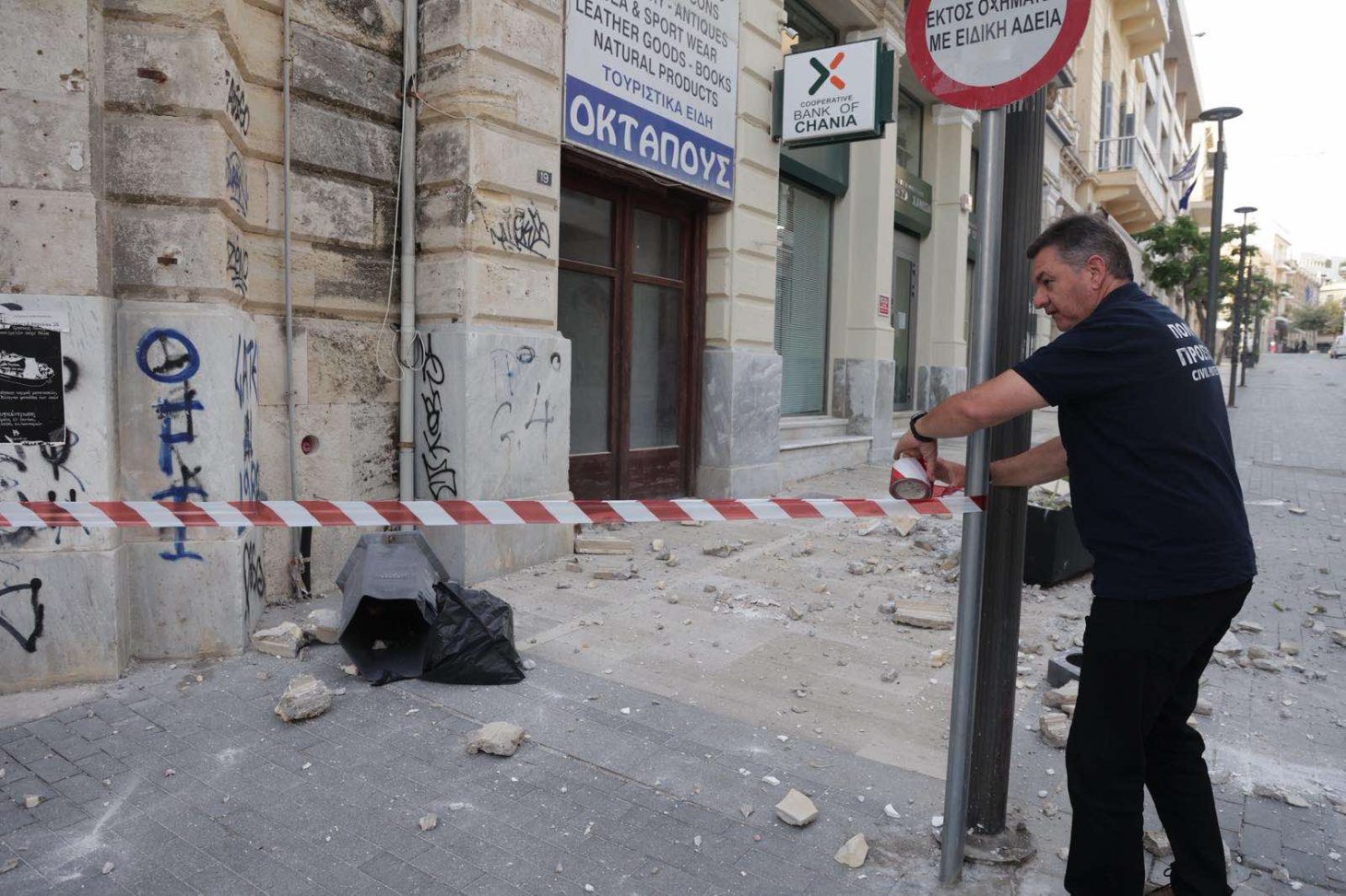 Σεισμός 6,1 Ρίχτερ: Έπεσε τμήμα κτιρίου στην 25ης Αυγούστου (photos)