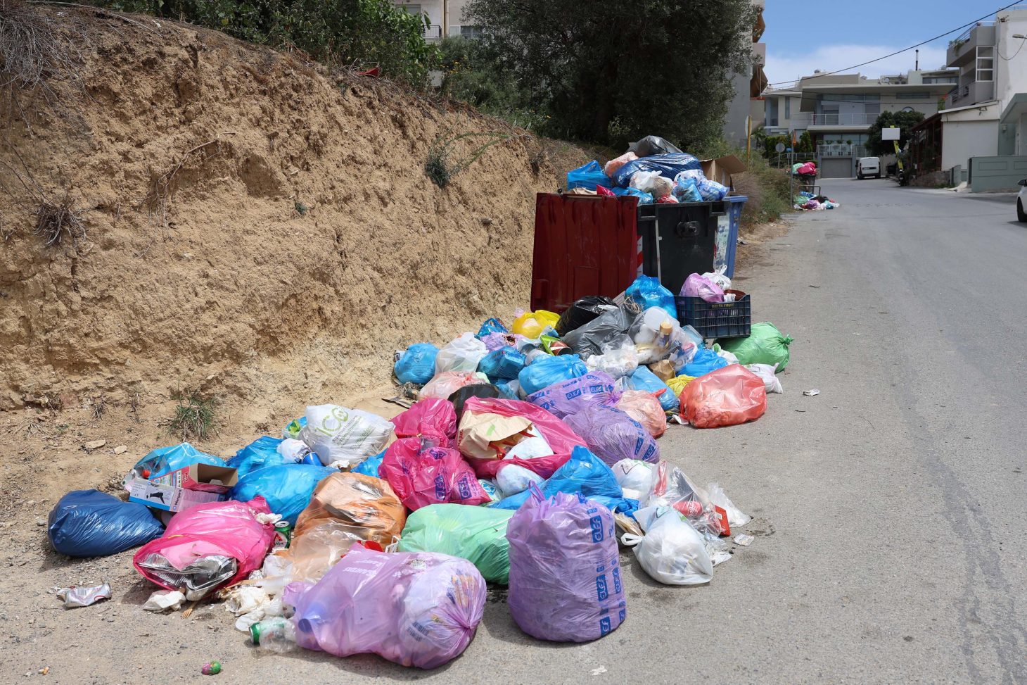 Μ. Βάμβουκας: Τεράστιοι όγκοι σκουπιδιών στις δυτικές συνοικίες με αποτέλεσμα να καθυστερεί η αποκομιδή