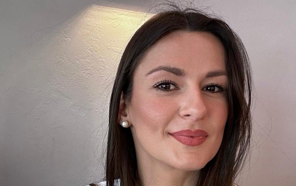 Διαδικτυακές επιθέσεις σε 30χρονη επιχειρηματία μετά την επίσκεψη του Κ. Μητσοτάκη στο καφέ της – Τι δηλώνει στον Politica 89,8