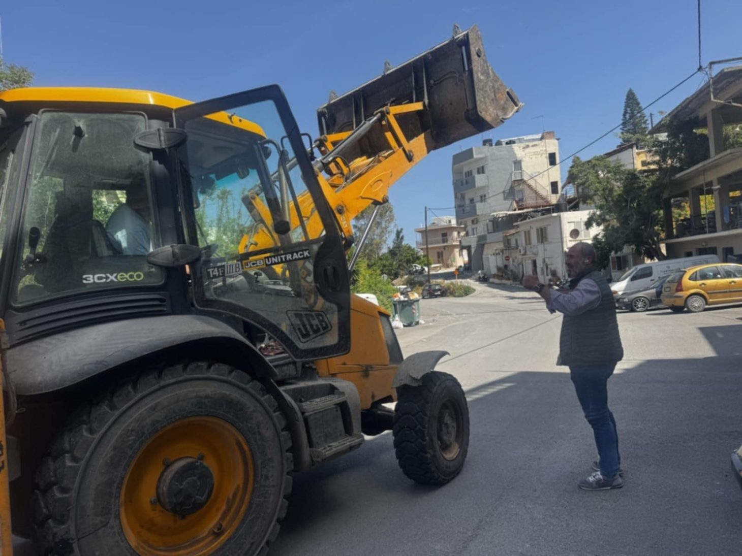 Μετά την εκρηκτική κατάσταση , ξεκίνησε η αποκομιδή με μηχανήματα έργου