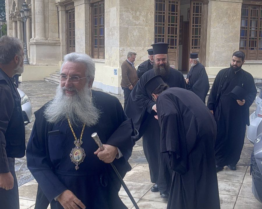 Συνεδριάζει η Ιερά Σύνοδος της Εκκλησίας της Κρήτης για την εκλογή νέου Μητροπολίτη Κυδωνίας και Αποκορώνου – Δείτε βίντεο και φωτογραφίες από την προσέλευση των ιεραρχών