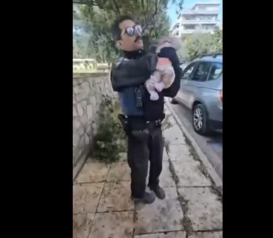 Μυστήριο με το μωρό που βρέθηκε δίπλα σε κάδους στον Άλιμο – Συγκλονίζει το βίντεο με αστυνομικό να το κρατά στην αγκαλιά του