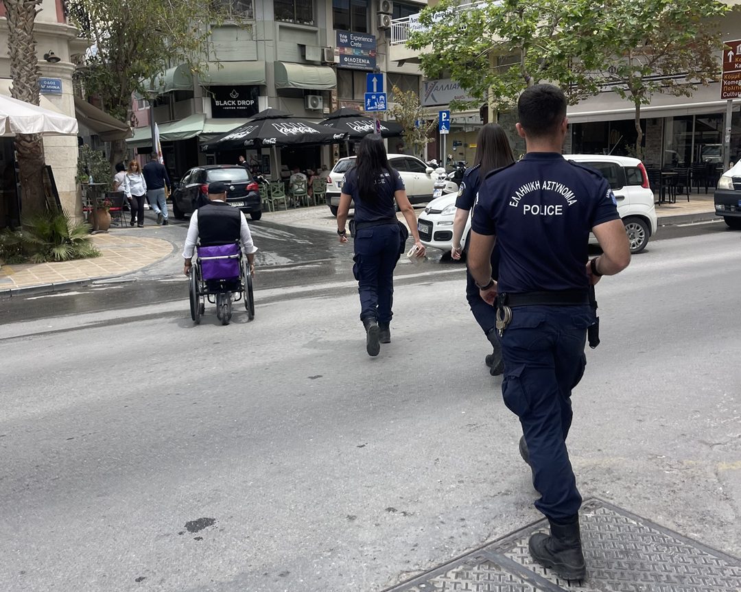 Ηράκλειο: Παράνομο παρκάρισμα σε ράμπες ΑμεΑ – Μάστιγα για τους ανθρώπους με κινητικά προβλήματα.