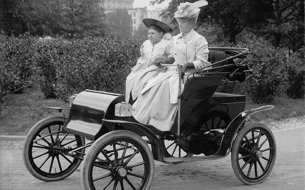 Τα ηλεκτρικά αυτοκίνητα του 1900 προωθήθηκαν στην αγορά ως «γυναικεία» – Και απέτυχαν