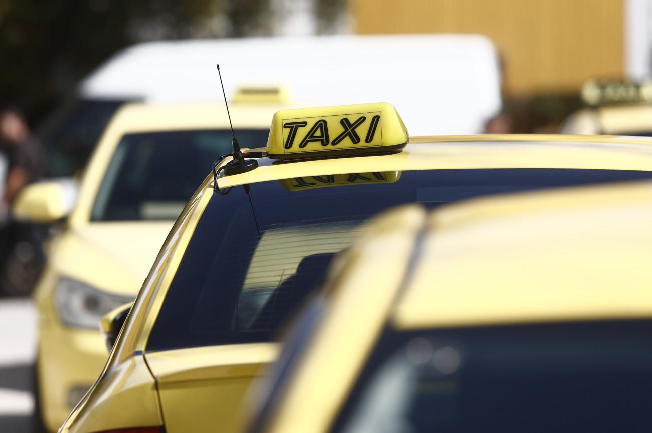 Ρήγμα στα ταξί για το «σκνίπα pass» – Αλλαγή στάσης από την Πανελλήνια Ομοσπονδία
