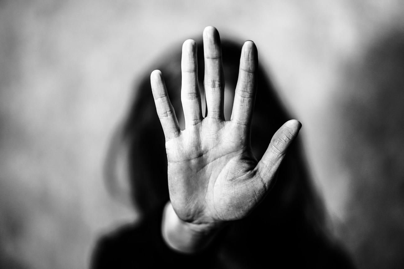 Μητέρα βίαζε και κακοποιούσε για χρόνια τις δύο κόρες της