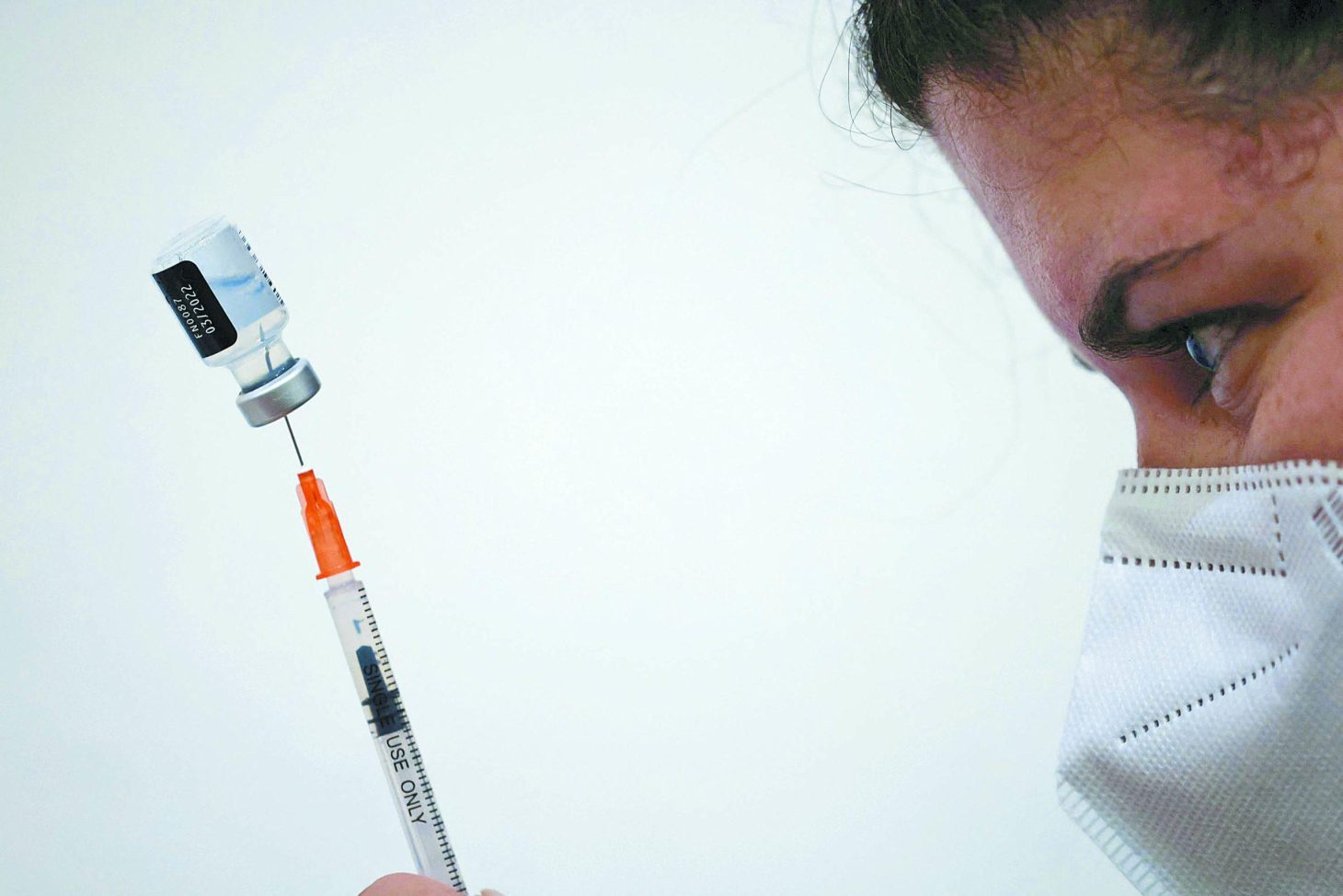 Ο FDA «σκληραίνει» τα πρότυπα έγκρισης εμβολίων Covid για υγιείς ανθρώπους
