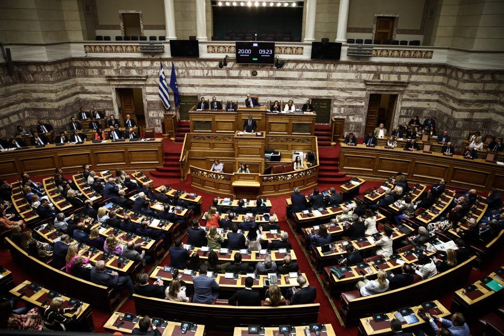 Πολιτικά κόμματα σε κρίση: Ποιοί κερδίζουν, ποιοί χάνουν και η εισβολή του αντισυστημισμού