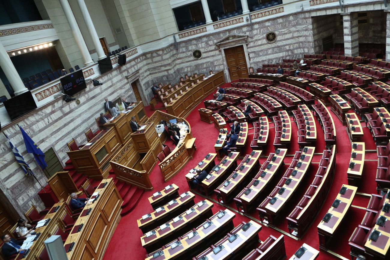 Πολιτική κόντρα για την άρση μονιμότητας στο δημόσιο – Αντιπολιτευτικά πυρά για «πρόταση-πυροτέχνημα»