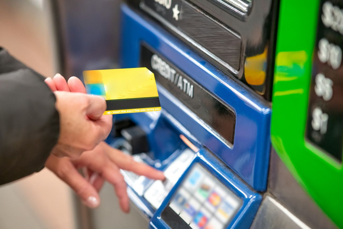 Πώς να προστατευτείτε κατά τη χρήση των ΑΤΜ – Όλα όσα πρέπει να προσέχετε