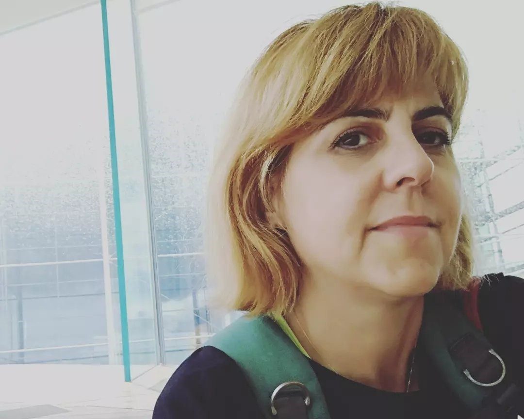 «Μαθαίνουμε στα παιδιά να υποστηρίζουν το έργο τους» – Η εικαστικός Παρασκευή Πλεύρη μιλά για την ετήσια έκθεση του Καλλιτεχνικού Σχολείου Ηρακλείου