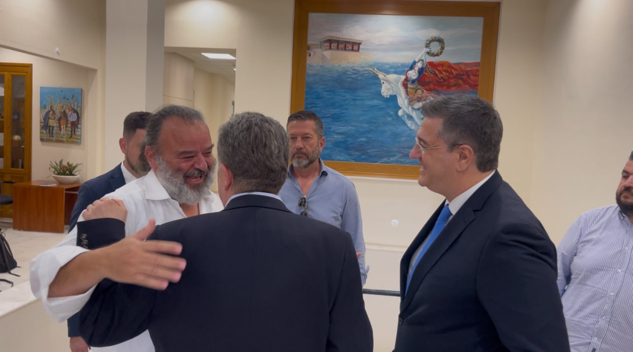 Σύσκεψη Εργασίας στην Περιφέρεια Κρήτης με τον Ευρωπαίο Επίτροπο Απόστολο Τζιτζικώστα – Στο επίκεντρο τουρισμός και μεταφορές