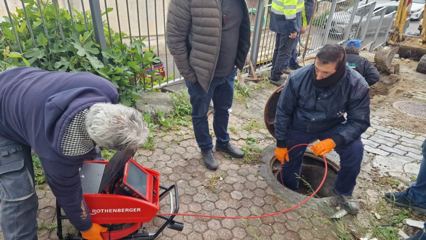 Συνεργεία της ΔΕΥΑΗ στις Βούτες- Αδειάζουν υπόσκαφα πηγάδια και ελέγχουν με κάμερες τα δίκτυα