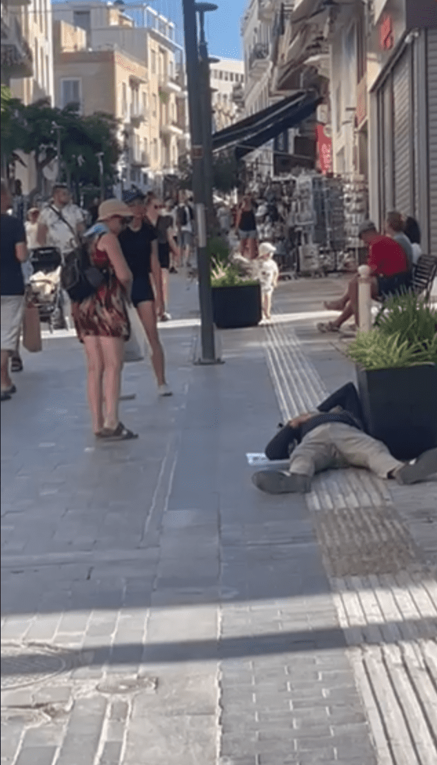 Η βιτρίνα του Ηρακλείου ραγίζει: Στον πιο τουριστικό δρόμο της πόλης, ένας άνθρωπος στο έδαφος κι όλοι τον προσπερνούν