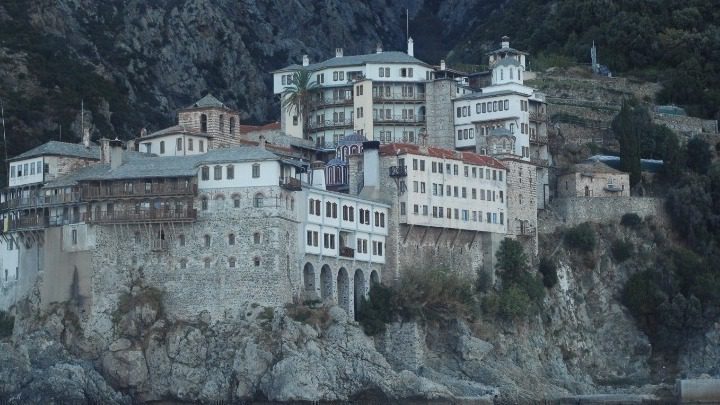Ζημιές από το σεισμό, που δεν απειλούν τη στατικότητα κτιρίων, αλλά χρειάζονται άμεση αποκατάσταση στο Άγιον Όρος