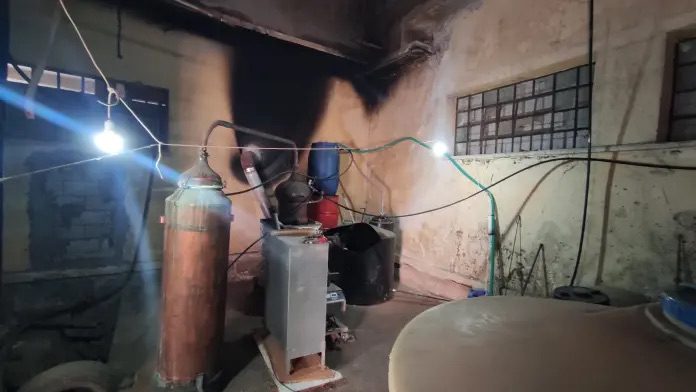 «Παράνομο αποστακτήριο-οπλοστάσιο στην Κρήτη – Κατάσχεση 4 τόνων αλκοολούχου ποτού, σύλληψη και σοκ με “Κατάνα” και εκρηκτικό μηχανισμό»