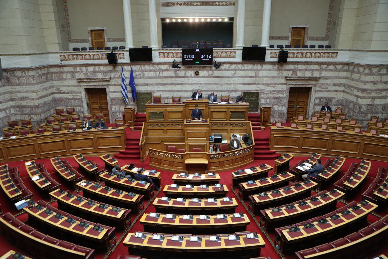 Βουλή: Ξεκινά η μάχη της προανακριτικής: 3 προτάσεις, 14 κάλπες και 12.000 ψηφοδέλτια!