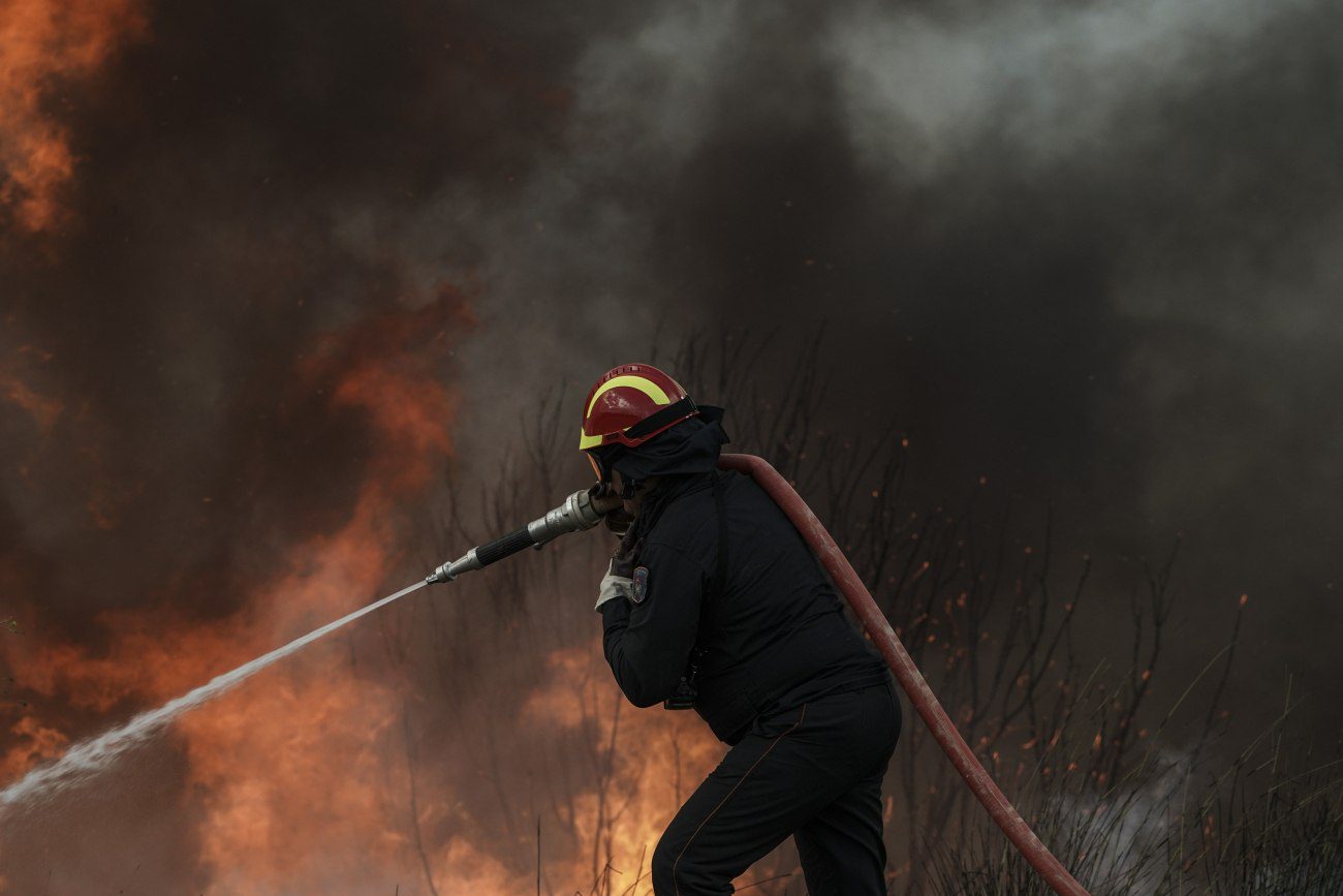 Συναγερμός στην Παλιά Πεντέλη – Φωτιά κοντά στη Μονή