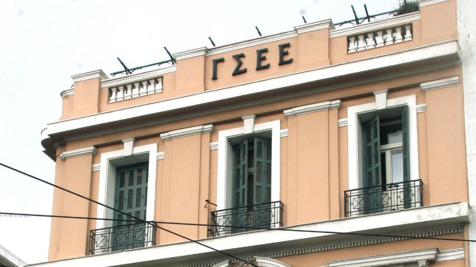 Υπουργείο Εργασίας και ΓΣΕΕ: Διαβουλεύσεις στην ομίχλη για το νέο εργασιακό νομοσχέδιο