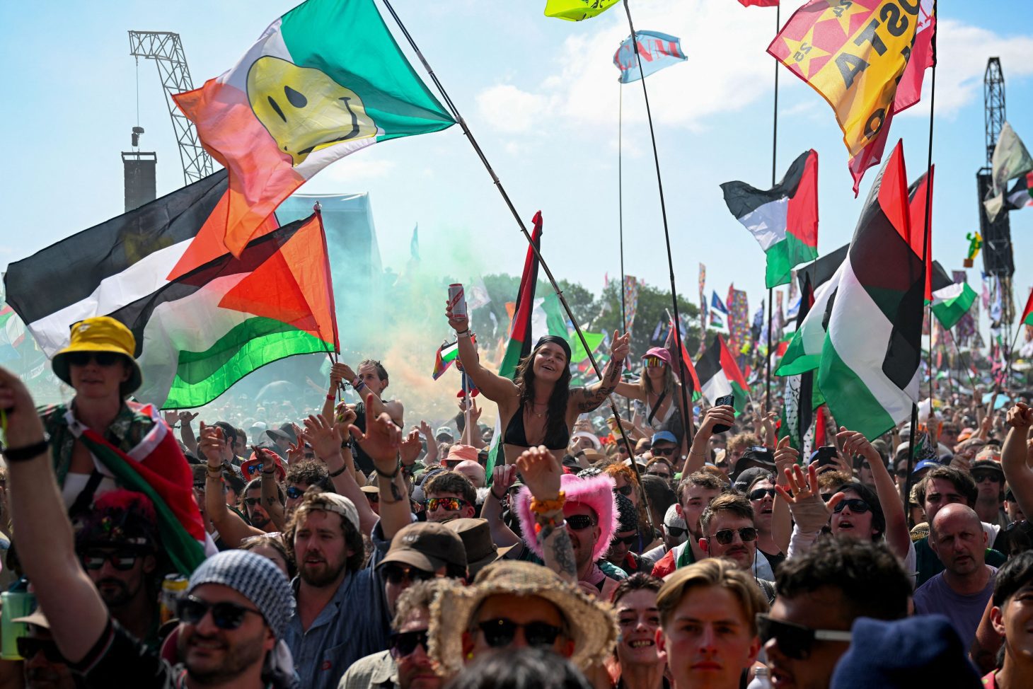 Glastonbury: Το BBC στο επίκεντρο μετά τις μεταδόσεις των Kneecap και Bob Vylan