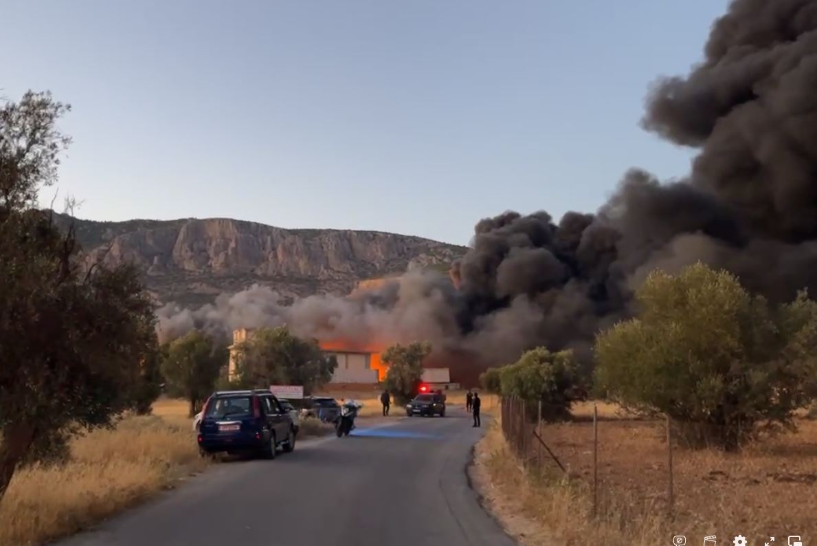 Μεγάλη φωτιά σε χώρο εργοστασίου στα Μέγαρα – Ακούγονται εκρήξεις