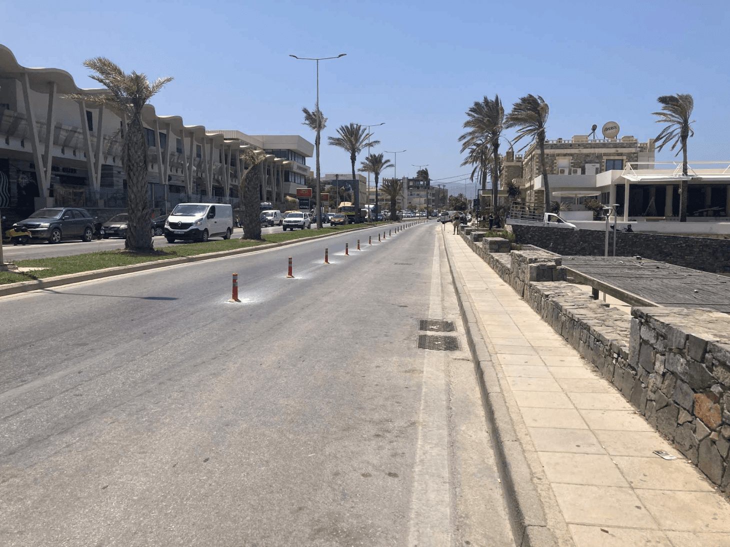 Τα κολωνάκια δεν τα βάζει ο Δήμος, τα βάζουμε εμείς