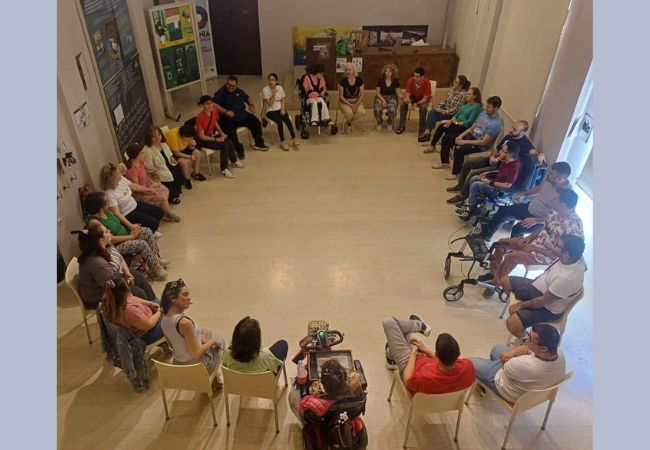 «Όλοι είναι εκεί. Όλοι είναι παρόντες» — Η σκηνοθέτις Κωνσταντίνα Πάλλη μιλάει για τη συμπεριληπτική Dream Team του Ηρακλείου