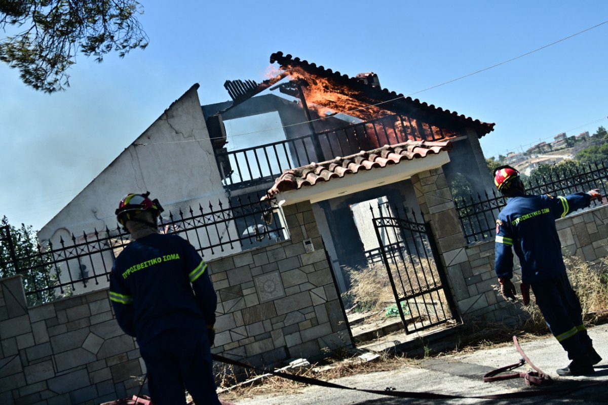 Κορωπί: Κάηκαν σπίτια – Απομακρύνθηκαν κάτοικοι, μάχη με τις αναζωπυρώσεις