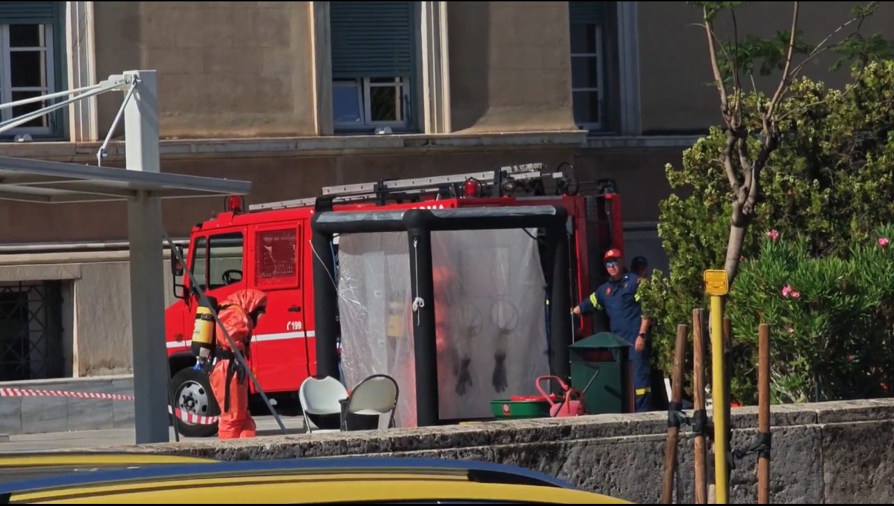 Φάκελος που περιείχε λευκή σκόνη, με προέλευση τη Ρωσία και αποδέκτη τον Κυριάκο Μητσοτάκη στη Βουλή, προκάλεσε την άμεση επέμβαση της ΕΜΑΚ