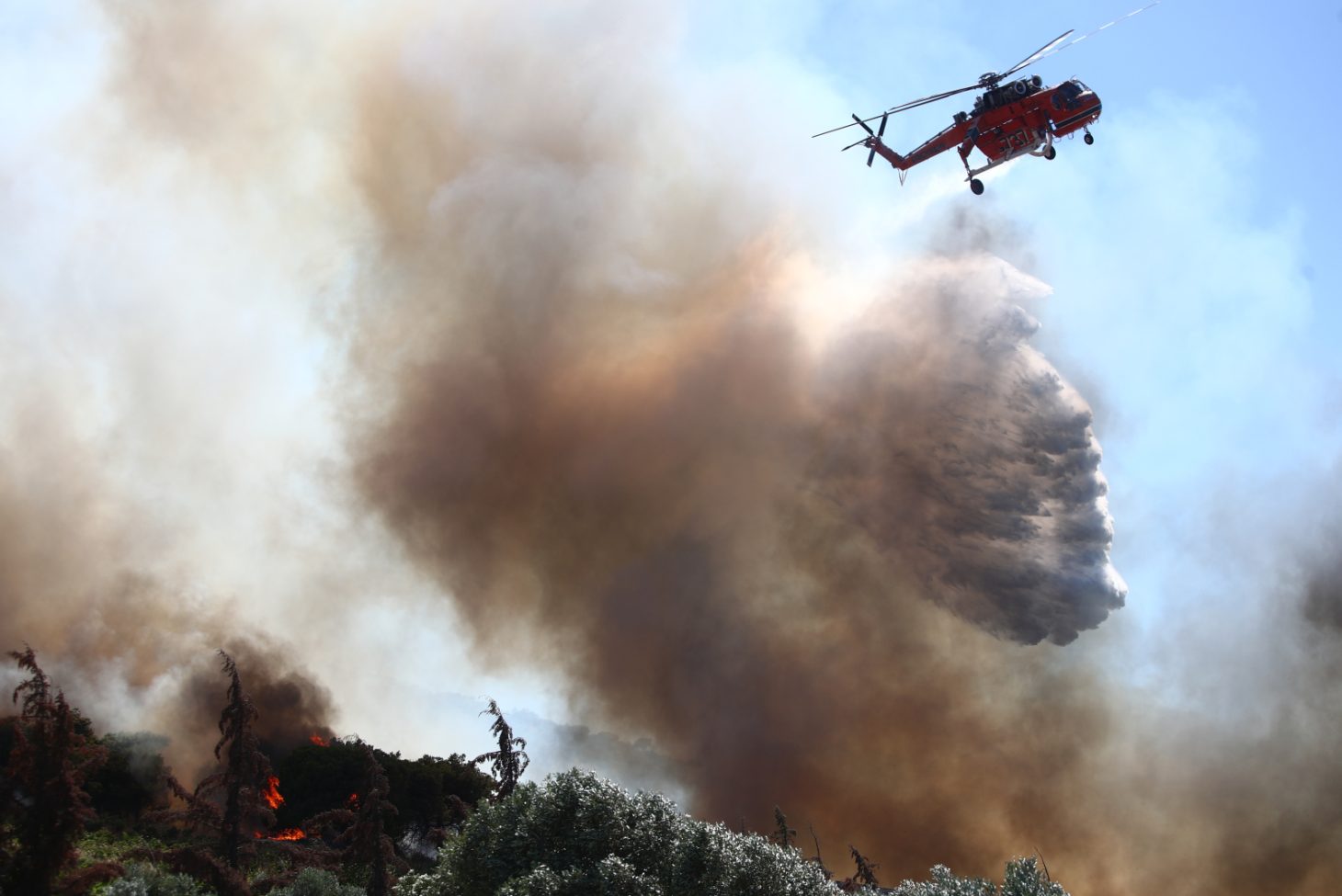Φωτιά στα Χανιά – Σηκώθηκαν εναέρια μέσα – Μήνυμα από το 112