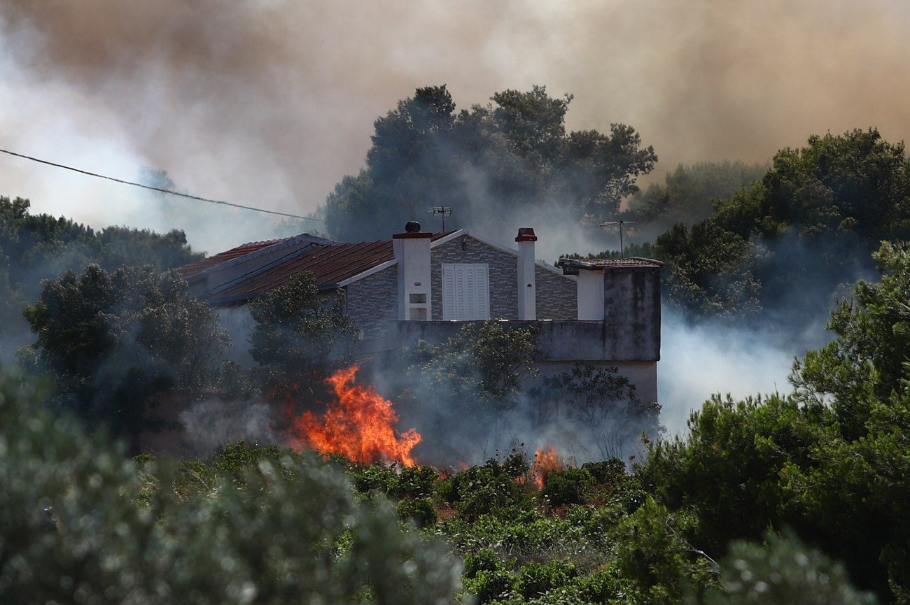 Εννέα απεγκλωβισμοί από τη φωτιά στην ανατολική Αττική