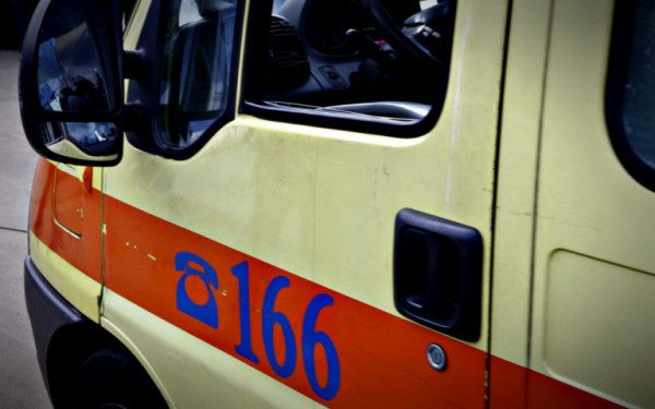 Άρτα: Έπεσε προβολέας από πλάτανο και τραυμάτισε κοπέλα