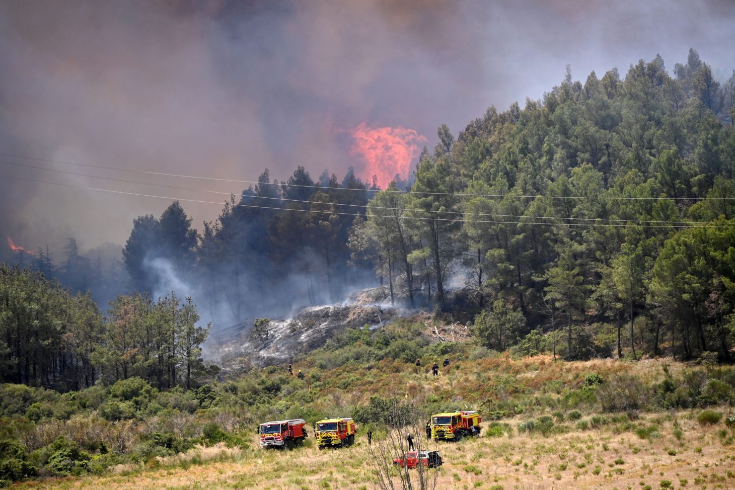 Μεγάλη φωτιά στη Μασσαλία -Στα περίχωρα της πόλης οι φλόγες – Έκλεισε το αεροδρόμιο