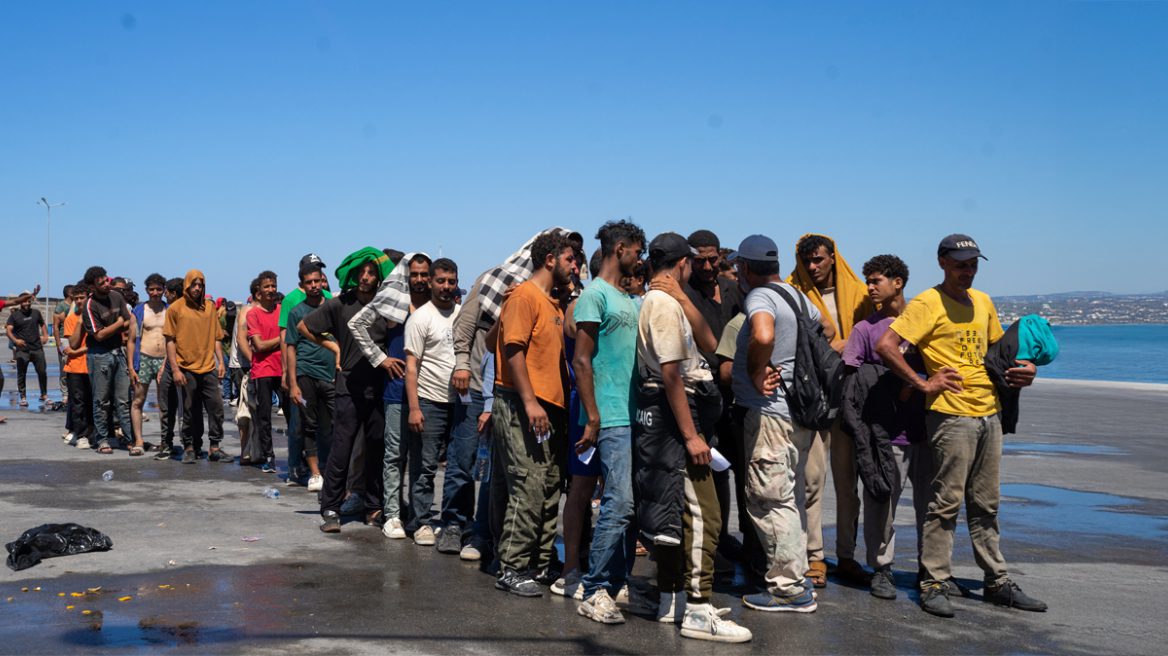 Αρναουτάκης επαναφέρει την πρόταση για δύο δομές – Πλεύρης: «Φυλακή ή έξοδος για όσους μένουν παράνομα»