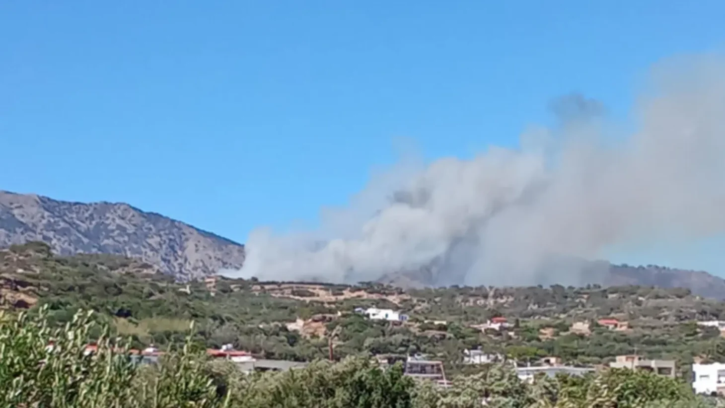 Συναγερμός στην Ιεράπετρα – Μεγάλη φωτιά σε εξέλιξη, ενεργοποιήθηκε το 112