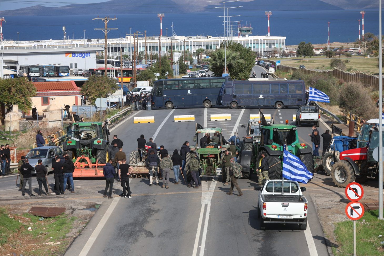 Κλήσεις σε κτηνοτρόφους για τα επεισόδια στο αεροδρόμιο: “Ζημιά 7.000 ευρώ σε κλούβα – Τον Αύγουστο ξανά στους δρόμους αν δεν γίνουν πληρωμές” τονίζει ο Κ. Δεμέτζος